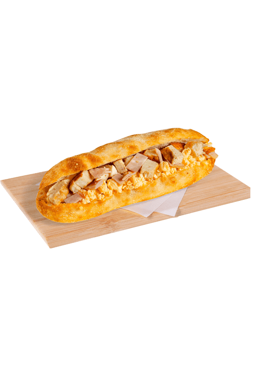 Panini με προζύμι με φιλέτο κοτόπουλο, μπέικον, scrambled eggs και french σως